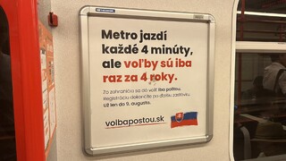 Slováci polepili pražské metro plagátmi. Vyzývajú k voľbám zo zahraničia