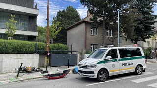 Tragická nehoda v Bratislave: Auto sa zrazilo s motorkou, o život prišiel bývalý štátny tajomník