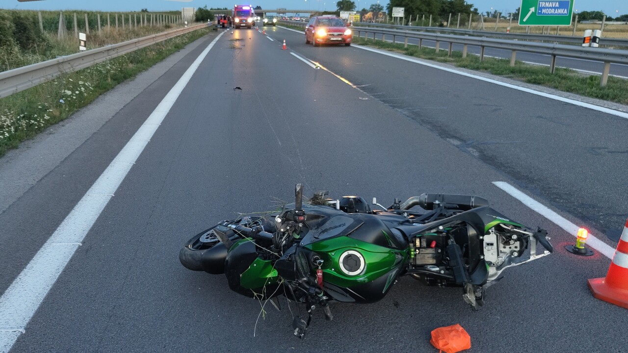 Riskantná jazda na zadnom kolese sa mu stala osudnou. Motorkár prišiel po páde o život