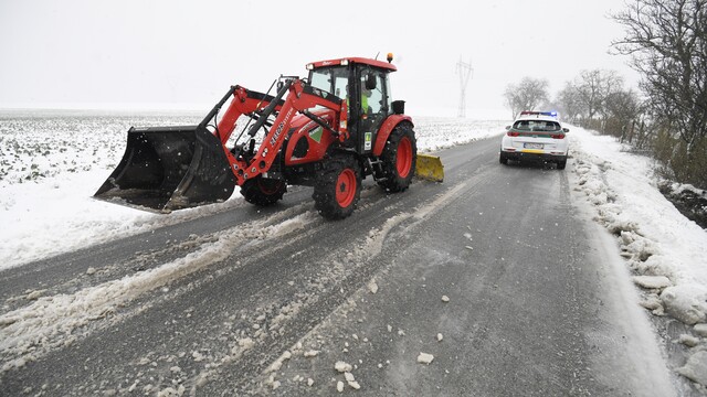 Snežné pluhy na cestách počas leta. V Nemecku pomáhajú riešiť akútny problém