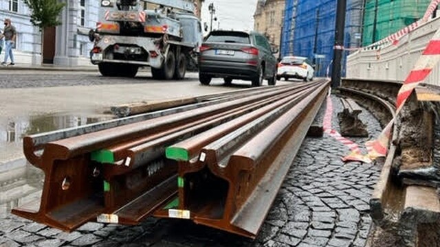 FOTO: Na Jesenského ulici v Bratislave opravujú električkovú trať, obmedzenia budú trvať niekoľko týždňov