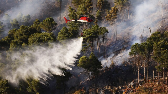 Cyprus je kvôli lesným požiarom v pohotovosti, na Sardínii sa situácia zlepšila