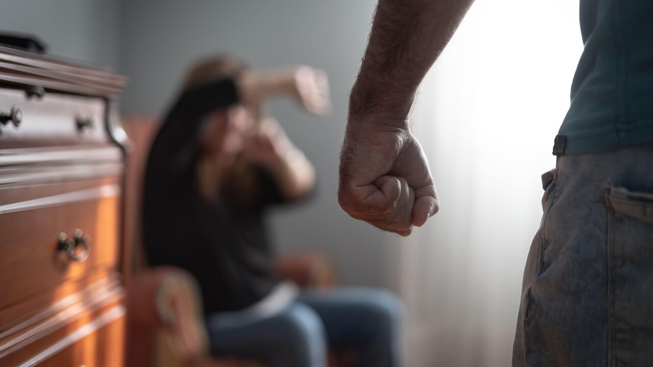 Muž držal manželku v zajatí celých 12 rokov. Po dlhoročnom terore ju konečne vyslobodila polícia