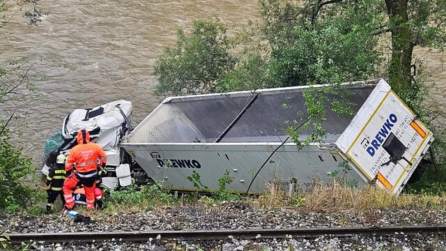 Nehoda medzi Párnicou a Dolným Kubínom: Na železničnú trať spadol kamión