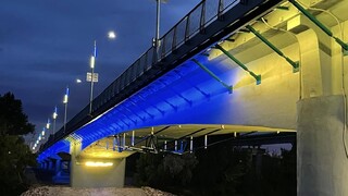 V Hlohovci už funguje kľúčový most. Ľudia si farby osvetlenia spojili s podporou Ukrajiny
