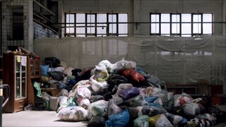 Textilný odpad Slovákov končí aj na skládke. Čo sa deje s oblečením po tom, ako ho darujeme charite?