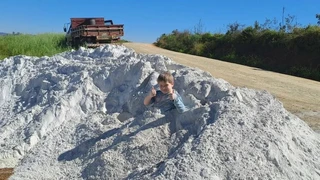 Rodičia vyfotili syna, ako sa hrá v kope vápna. O pár minút zomrel, vdýchol toxický prach