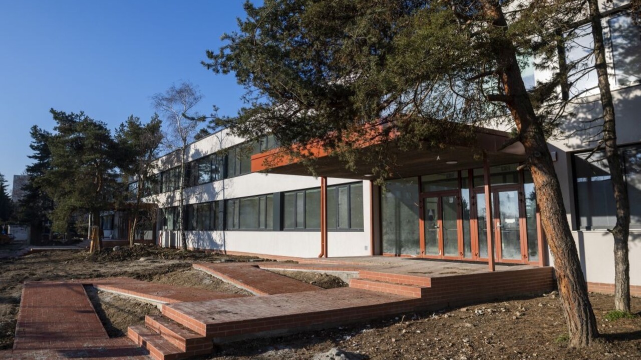 Nepoučiteľný výtržník. Muž mal so ženou orálny aj pohlavný styk v areáli bratislavskej školy