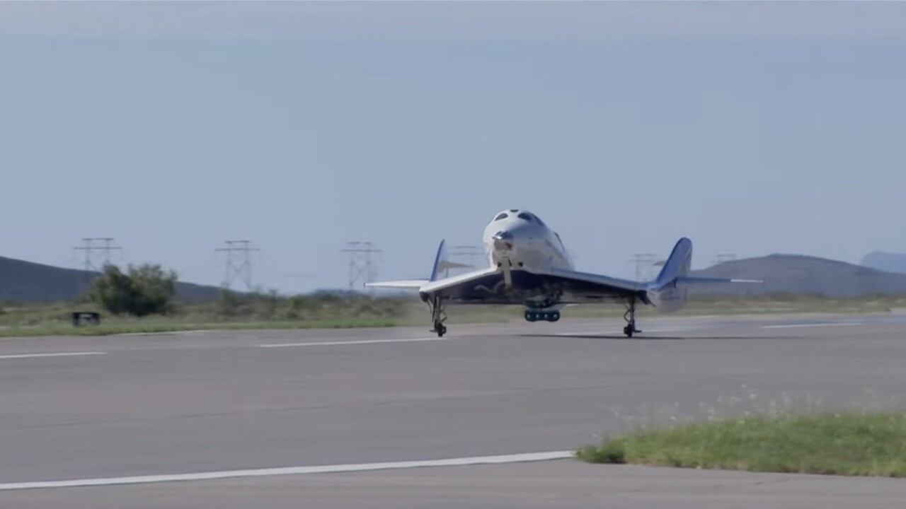 SpaceShipTwo pristála. Firma Virgin Galactic vyniesla do vesmíru prvýkrát civilistov