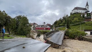 Slovenský tím už pomáha v Slovinsku. Na pomoc po záplavách priniesol štyri rýpadlá
