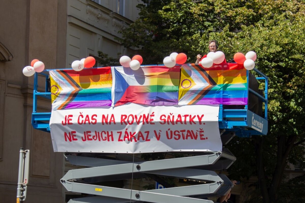 Na snímke jedno z DJ stanovísk na pochode  homosexuálov Prague Pride 2023.