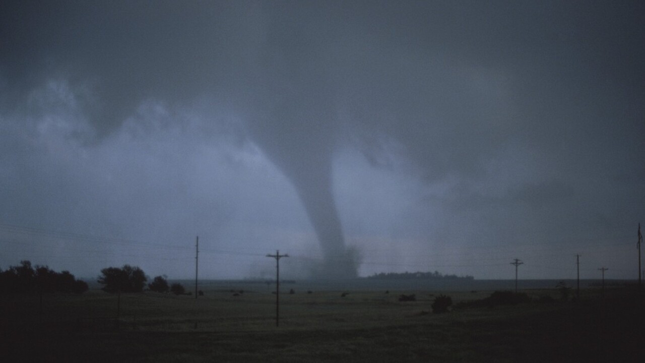 Satan v podobe víru: Česko tento rok eviduje už deväť tornád. Čo robiť, ak vám nejaké skríži cestu?
