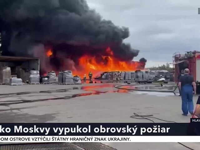 Blízko Moskvy vypukol obrovský požiar. Nachádzajú sa v ňom hnojivá, kovy aj plastové výrobky