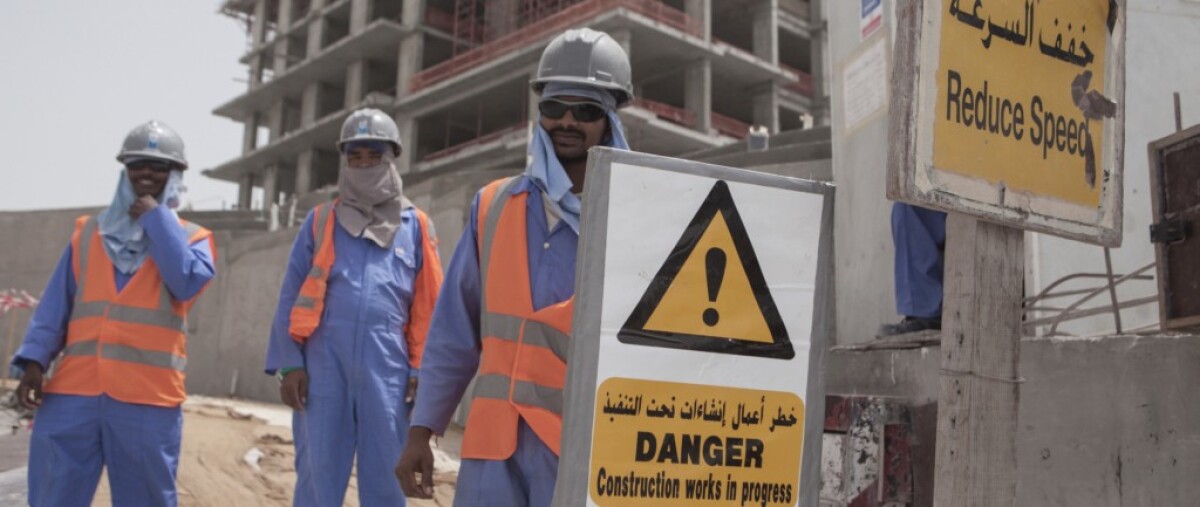 Zahraniční robotníci pri výstavbe katarského šampionátu.