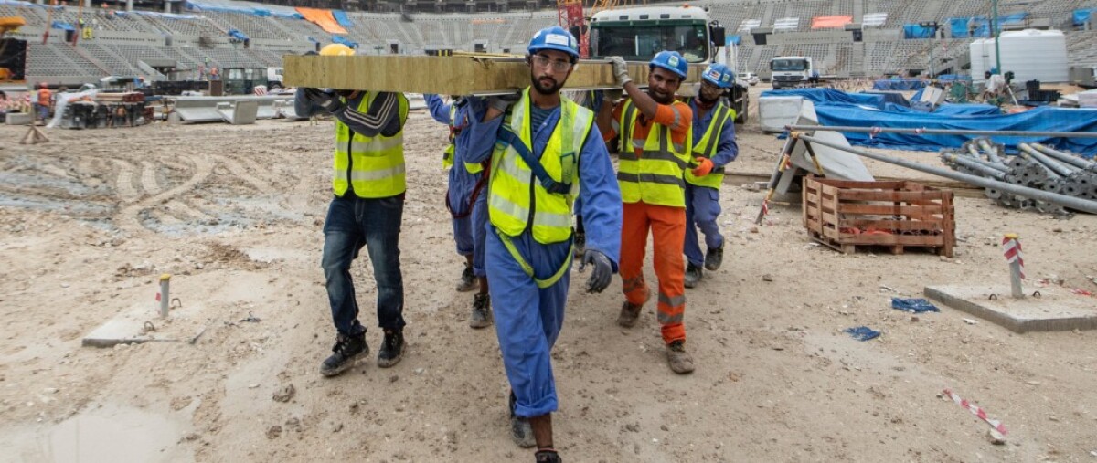 Zahraniční robotníci pri výstavbe katarského šampionátu.