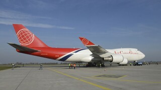 Aj prasknuté okno môže predstavovať nebezpečenstvo. Prečo musel Boeing 747 vypustiť tony paliva nad Českom?
