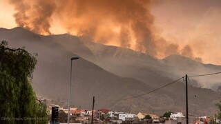 FOTO/VIDEO: Tenerife stále pustoší silný požiar. Čo treba robiť, ak sa nachádzate na ostrove?