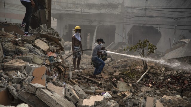 FOTO/VIDEO: Bezmocnosť po explózii v Dominikánskej republike. Počet obetí stúpol, ľudí hľadajú v troskách