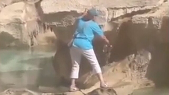 VIDEO: Turistka vliezla do ikonickej rímskej fontány. Dôvod? Bola smädná