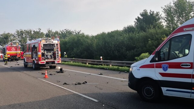 Smrteľná nehoda pri zrážke dvoch áut. Diaľnica D2 smerom do Česka je uzatvorená.