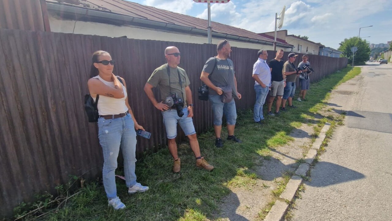 FOTO: Poučili sa. V piatok čakali novinári pred NAKA takto, v sobotu už mali väčšie pohodlie