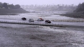 VIDEO: Kaliforniu zasiahla tropická búrka Hilary. Hrozia katastrofické záplavy