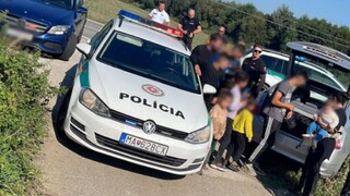 FOTO: Prenasledovanie a výstrely. Policajti zastavili auto plné migrantov z Turecka a Sýrie