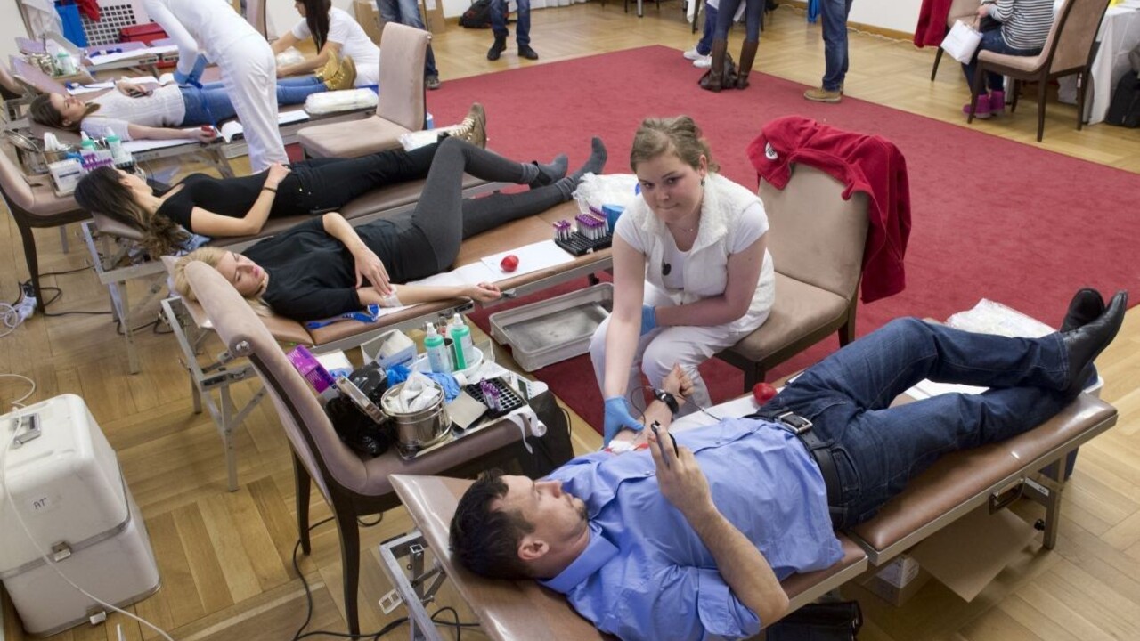 Zásoba krvných skupín je hraničná. NTS vyzýva ľudí, aby prišli darovať krv