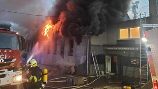 VIDEO: Požiar kultúrneho domu v Budatínskej lehote sa podarilo uhasiť. Spôsobil veľké škody