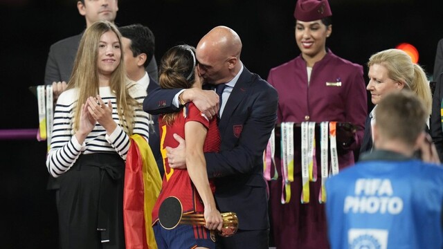 FIFA dočasne suspendovala Rubialesa. Šéf španielskeho futbalu pobozkal hráčku