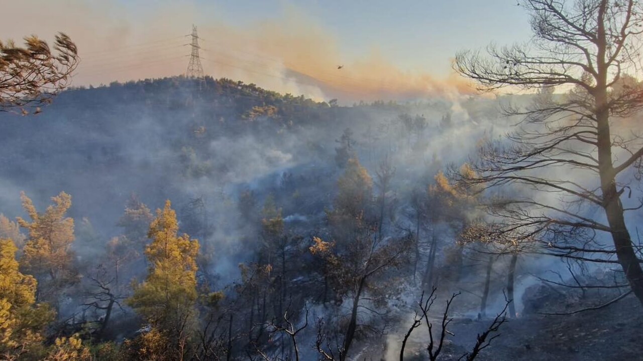 FOTO: Slovenskí hasiči v akcii. Už druhý deň v Grécku bojujú s plameňmi