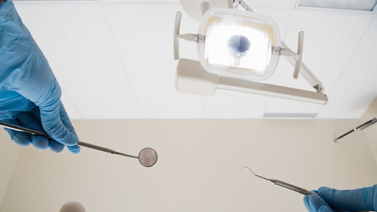 Vytrhli jej zub, a potom zomrela. Lekár mal sfalšovaný diplom, sestra bola krajčírka