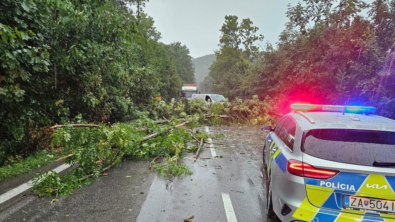 Severom Slovenka sa v sobotu prehnali búrky. Energetická kalamita pokračuje