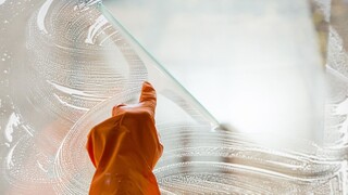 Vyrobte si domáce leštidlo: Dokonale a za pár centov vyčistí sklo, okná aj zrkadlá