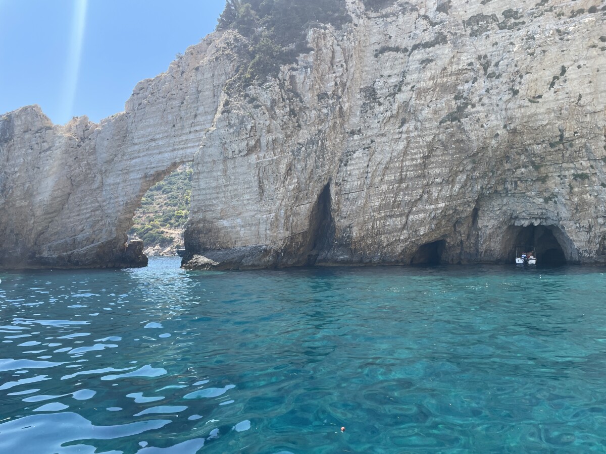 Jaskyne a útesy počas plavby.
