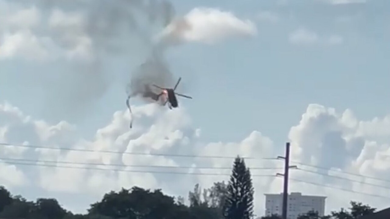 Vrtuľník chcel pomôcť ľuďom v núdzi, sám však spadol. Pilot a civilistka zomreli