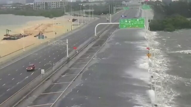 Hurikán Idalia udrel na pobrežie Floridy. Rýchlosť vetra dosahuje až 200 km/h
