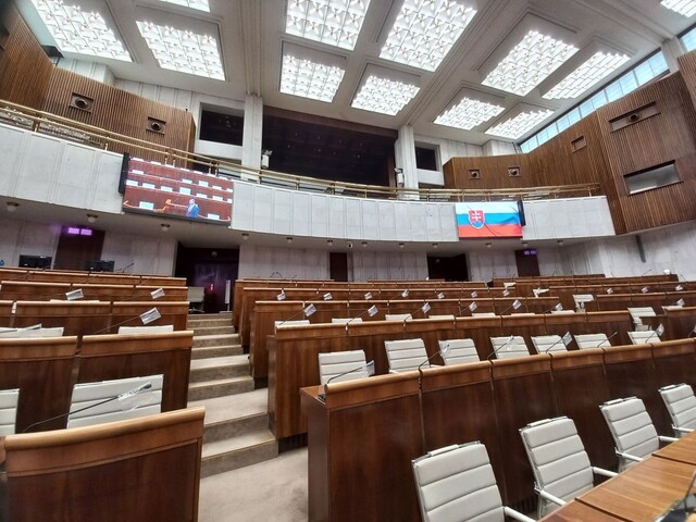 Noví poslanci si vyskúšali techniku. Ako im to išlo?