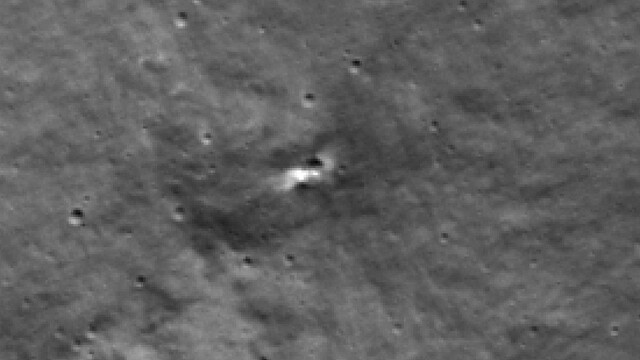 NASA odfotila na Mesiaci novovzniknutý kráter. Zrejme ho po dopade zanechala ruská sonda