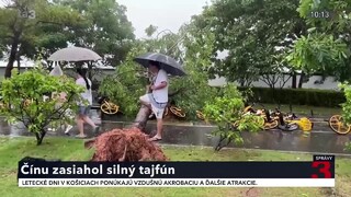 Čínu zasiahol silný tajfún. Hlásia minimálne jednu obeť
