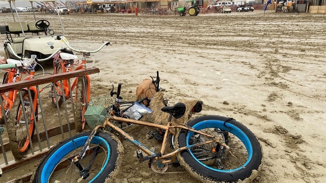 Žiadna púšť, ale blato. Nečakané počasie poriadne skomplikovalo festival Burning Man