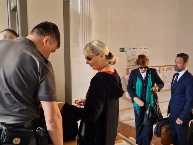 Súd s dvoma sudkyňami. Urbancová a Doláková sú obžalované z ohýbania práva 