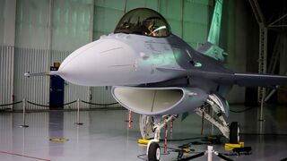 Prvá stíhačka F-16 pre Slovensko je vyrobená. Predstavili ju v USA