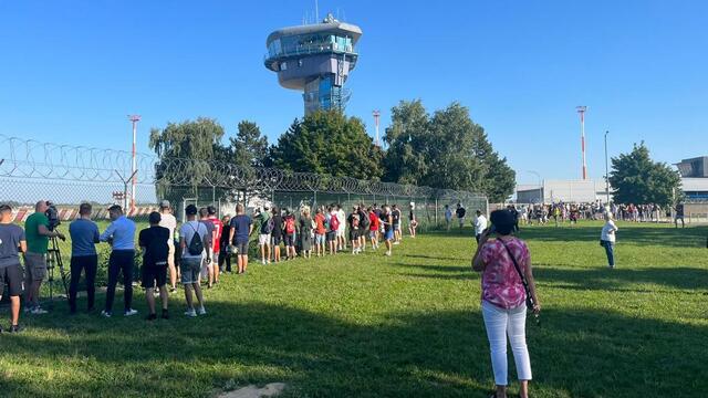 Fanúšikovia netrpezlivo očakávali prílet lietadla s hviezdnou portugalskou reprezentáciou.