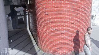 VIDEO: Z väznice utiekol bývalý vojak. Vyštveral sa po stene ako krab