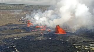 Havajská sopka Kilauea sa opäť prebudila k životu. Valí sa z nej láva