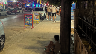 Žobrajúce dieťa na ulici v Laganase, Zakyntos.