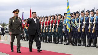 Kim Čong-un si vo Vladivostoku prezrel ruské bombardéry a vojenskú fregatu