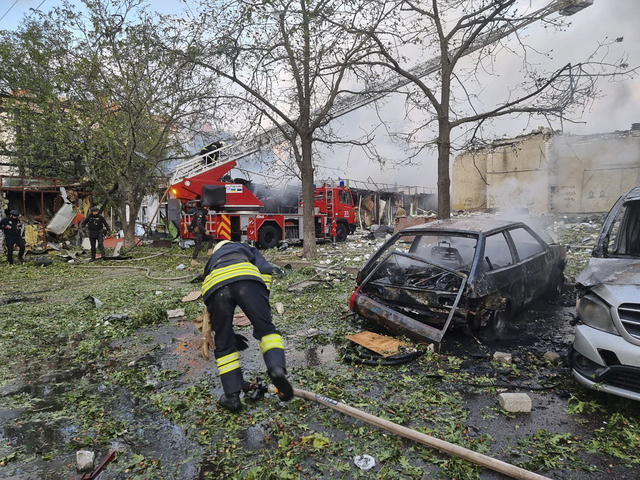 Rusko na Ukrajine útočilo na viacerých miestach. Najmenej dvaja ľudia prišli o život, medzi zranenými sú aj deti