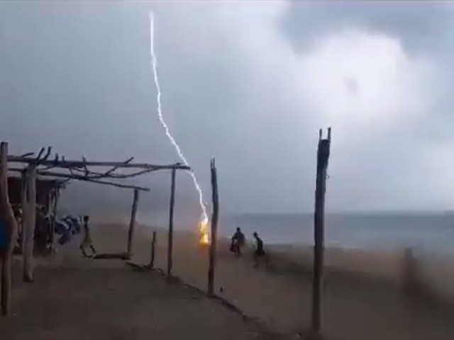 Blesk zasiahol dvoch ľudí na pláži, ani jeden neprežil. Tragédiu zachytáva video
